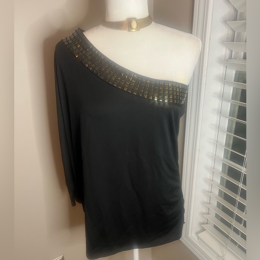 Ark & Co one-shoulder sleeve blouse with gold studs